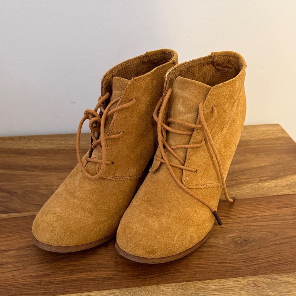 LAST CALL Toms heeled suede boots SZ 7.5